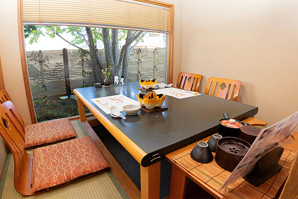 4名用個室・前庭が見える掘りごたつ-1